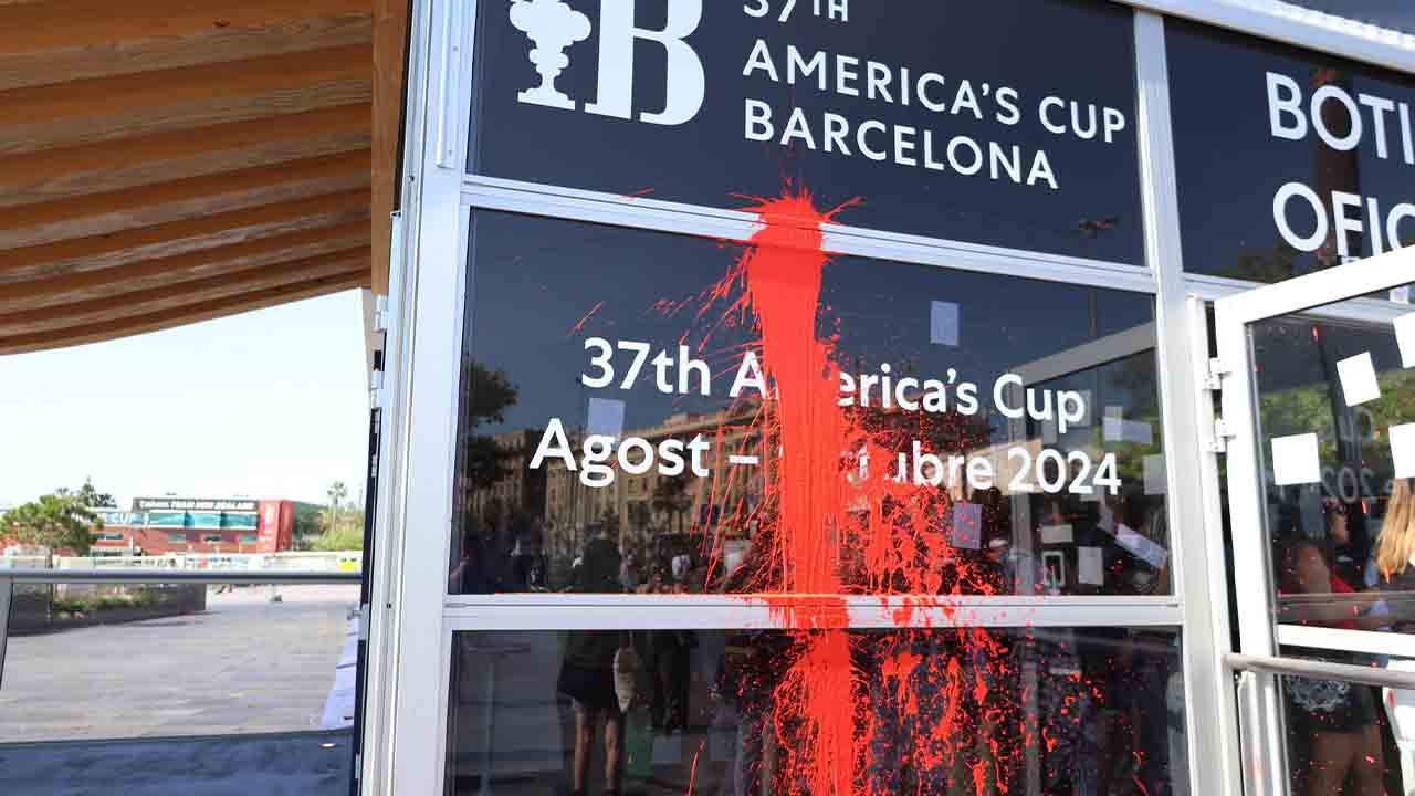 Ocupan la tienda de la Copa América para denunciar los macroeventos 1 Ocupan la tienda de la Copa América para denunciar los macroeventos