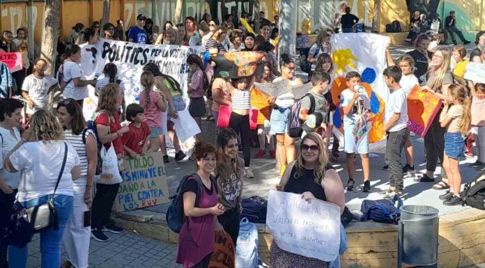 Protesta por las altas temperaturas en la Escola La Carpa de Hospitalet Protesta por las altas temperaturas en la Escola La Carpa de Hospitalet