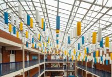 Un monitor coloca una cámara en los vestuarios de la Escuela Llor de Sant Boi Un monitor coloca una cámara en los vestuarios de la Escuela Llor de Sant Boi