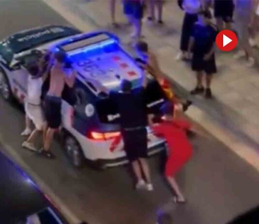 Aficionados de la Selección aporrean un coche de los Mossos y un taxi Aficionados de la Selección aporrean un coche de los Mossos y un taxi