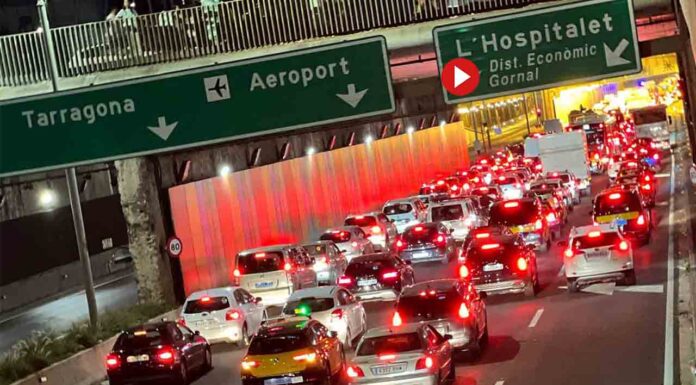 Caos en la Gran Vía de Barcelona, cierran todos los carriles en ambas direcciones Caos en la Gran Vía de Barcelona, cierran todo los carriles de circulación