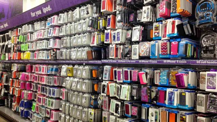 Ciutat Vella limita las tiendas cannábicas, de fundas de móviles y manicura