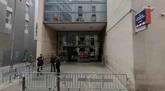 Un hombre con trastornos portaba dos cuchillos delante de la comisaría de Ciutat Vella Un hombre con trastornos portaba dos cuchillos delante de la comisaría de Ciutat Vella