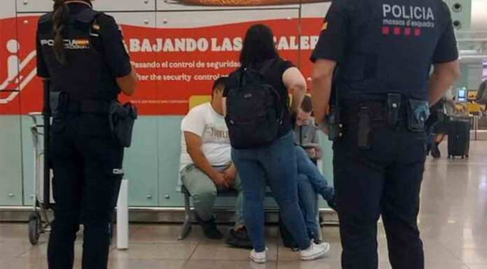 Inspección en el Aeropuerto de Barcelona a los embaladores de maletas ilegales Inspección en el Aeropuerto de Barcelona a los embaladores de maletas ilegales