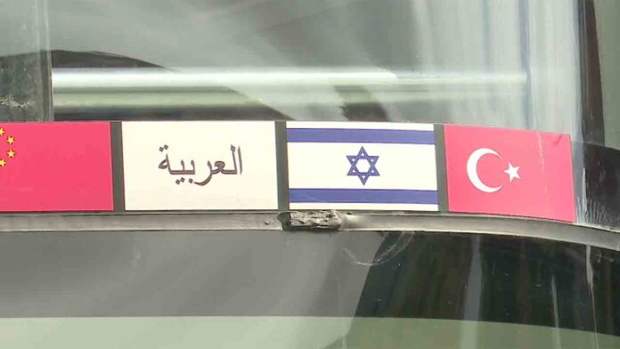 La CGT pide retirar la bandera de Israel de los Bus Turístic