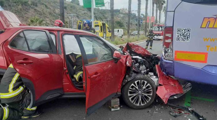 Los Bomberos excarcelan a una conductora en un siniestro en Bonanova Los Bomberos excarcelan a una conductora en un siniestro en Bonanova
