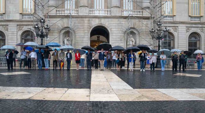 Minuto de silencio en condena del feminicidio múltiple por violencia machista Minuto de silencio en condena del feminicidio múltiple por violencia machista
