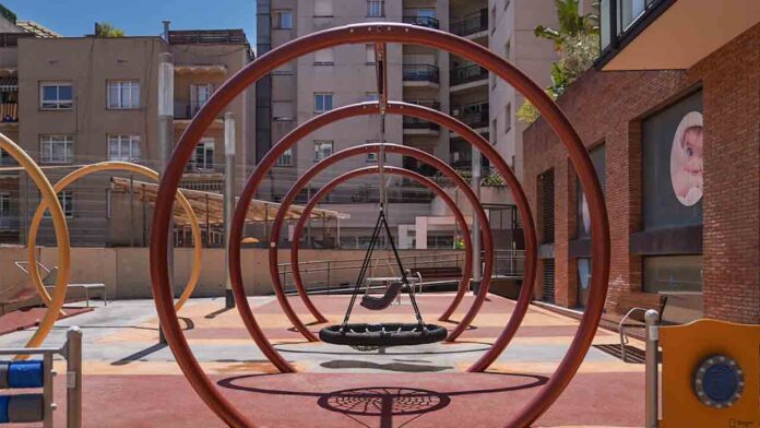 Nueva área de juego infantil en los Jardines de Montserrat Roig de Sagrada Familia