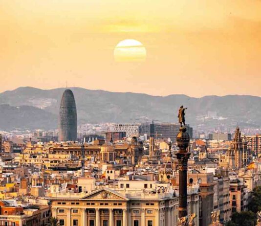 Calor sofocante en Barcelona la noche de Sant Joan Barcelona activa la alerta por calor y a emergencia por noches tórridas