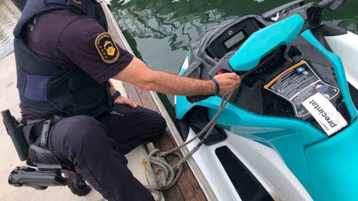 Precintan cuatro motos náuticas en el Port Fòrum por trabajar sin licencia Precintan cuatro motos náuticas en el Port Fòrum por trabajar sin licencia