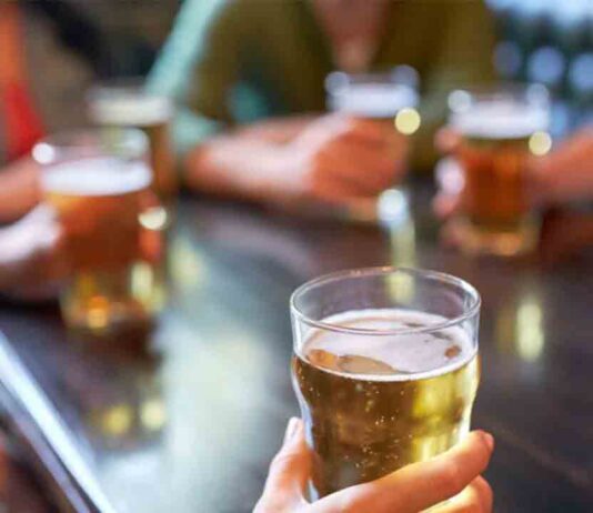 Ciutat Vella blinda hasta 2028 la prohibición de rutas alcohólicas Ciutat Vella blinda hasta 2028 la prohibición de rutas alcohólicas