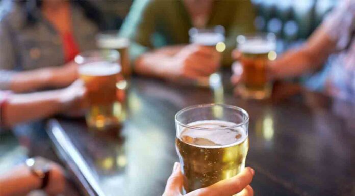 Ciutat Vella blinda hasta 2028 la prohibición de rutas alcohólicas Ciutat Vella blinda hasta 2028 la prohibición de rutas alcohólicas