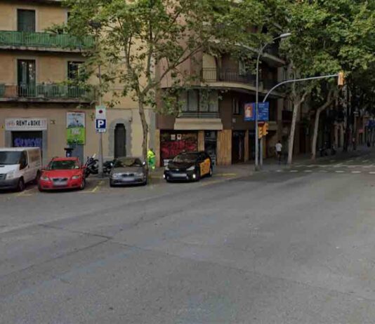 Embiste a una motorista huyendo de la Guàrdia Urbana con un coche robado Embiste a una motorista huyendo de la Guàrdia Urbana con un coche robado