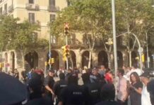 Illa llega al Parlament blindado por los Mossos Illa llega al Parlament blindado por los Mossos