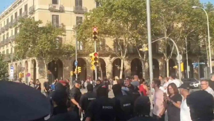 Illa llega al Parlament blindado por los Mossos