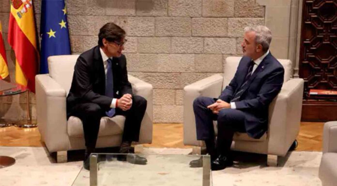 Illa y Collboni se reúnen por primera vez en el Palau Illa y Collboni se reúnen por primera vez en el Palau