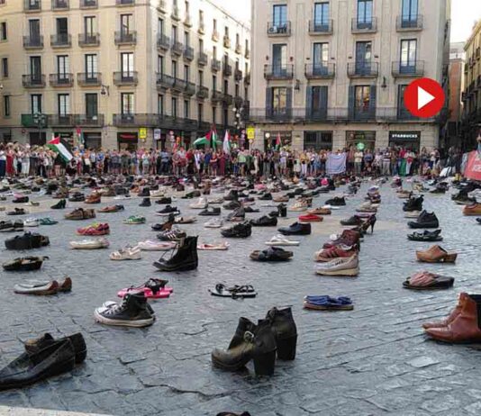 Llenan de zapatos la plaza Sant Jaume contra la complicidad con Israel Llenan de zapatos la plaza Sant Jaume contra la complicidad con Israel