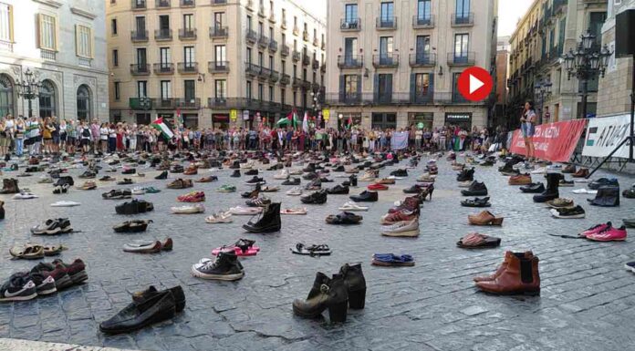 Llenan de zapatos la plaza Sant Jaume contra la complicidad con Israel Llenan de zapatos la plaza Sant Jaume contra la complicidad con Israel