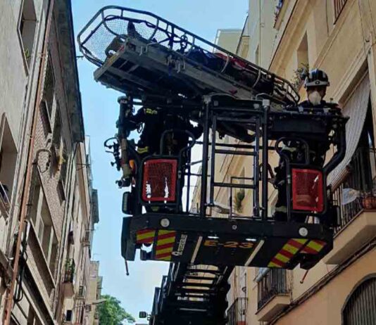 Los Bomberos sacan por la fachada a una personas con hipertermia en Sants-Montjuïc Los Bomberos sacan por la fachada a una personas con hipertermia en Sants-Montjuïc