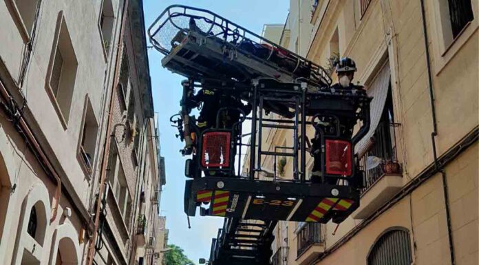 Los Bomberos sacan por la fachada a una personas con hipertermia en Sants-Montjuïc Los Bomberos sacan por la fachada a una personas con hipertermia en Sants-Montjuïc