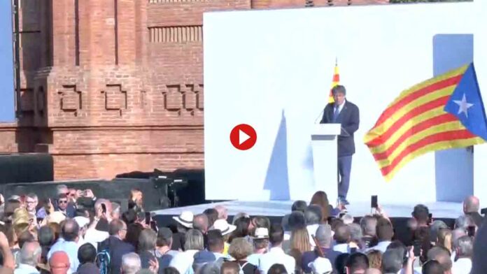 Puigdemont aparece en Barcelona y se dirige al Arco del Triunfo
