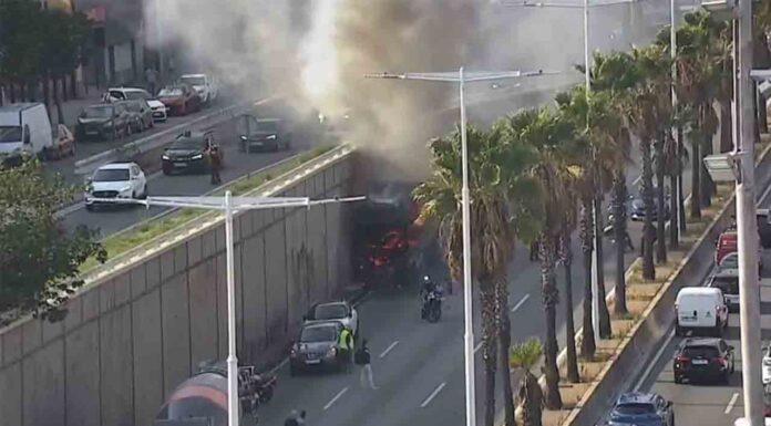 Muere el conductor del camión incendiado en la Ronda Litoral Muere el conductor del camión incendiado en la Ronda Litoral