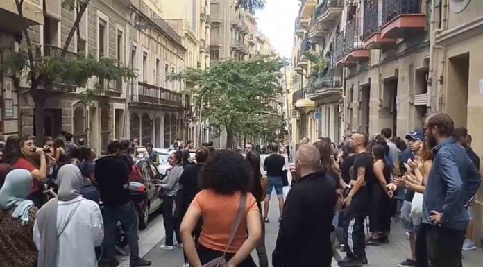 Protesta para detener el desahucio de un piso en la calle de Tapioles Protesta para detener el desahucio de un piso en la calle de Tapioles