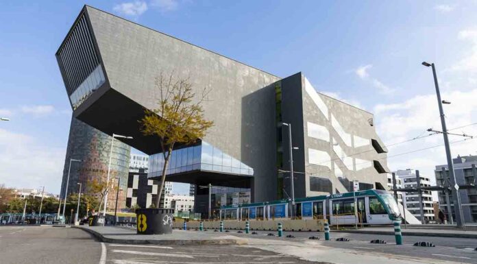 Reabre el acceso Badajoz de la estación de Glòries de la línea 1 de metro Reabre el acceso Badajoz de la estación de Glòries de la línea 1 de metro