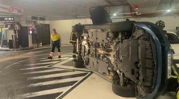 Rescatan a dos personas de un coche que ha volcado en un parking Rescatan a dos personas de un coche que ha volcado en un parking