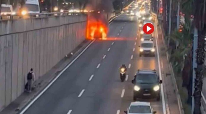 Retenciones en la Ronda de Dalt por un vehículo incendiado Retenciones en la Ronda de Dalt por un vehículo incendiado