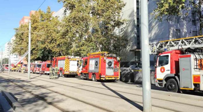 Siete personas desalojadas por un incendio en un bloque de viviendas en el Besòs Siete personas desalojadas por un incendio en un bloque de viviendas en el Besòs