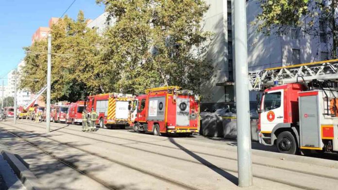 Siete personas desalojadas por un incendio en un bloque de viviendas en el Besòs