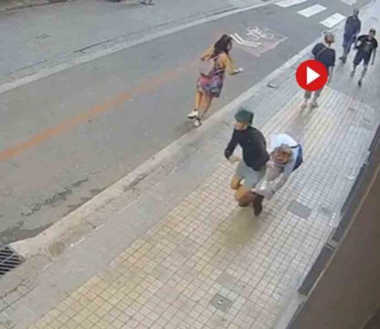 Tiran al suelo a una anciana en El Raval para robarle una cadena de oro Tiran al suelo a una anciana en El Raval para robarle una cadena de oro