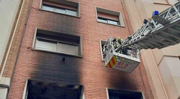 Un herido en el incendio de una vivienda en Sants-Badal Un herido en el incendio de una vivienda en Sants-Badal