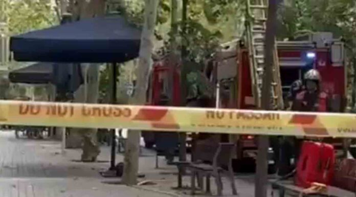 Un herido leve en el incendio de un piso de Enric Granados Un herido leve en el incendio de un piso de Enric Granados