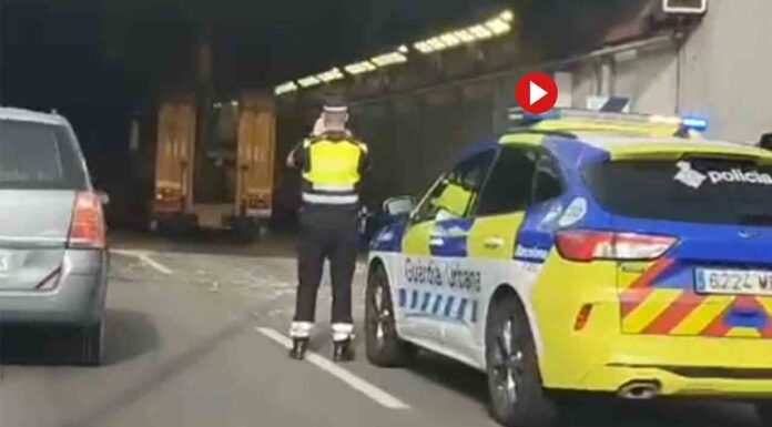 Cortada la ronda Litoral por un camión empotrado en un túnel de Ciutat Vella Cortada la ronda Litoral por un camión empotrado en un túnel de Ciutat Vella