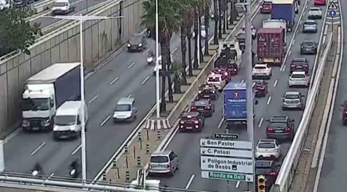 Cortado el acceso 22 de la Ronda Litoral por un camión averiado Cortado el acceso 22 de la Ronda Litoral por un camión averiado