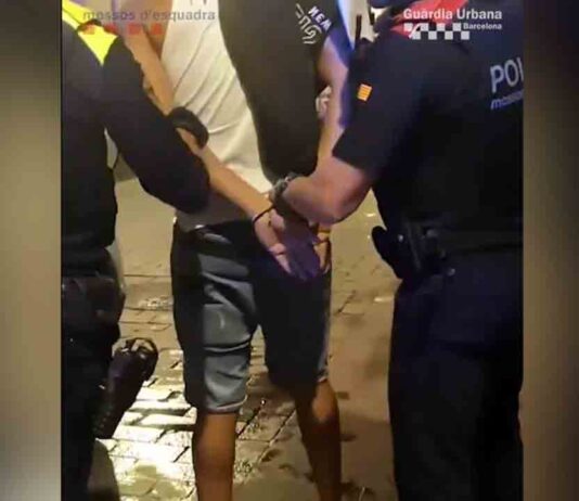 Cuatro detenidos en el desmantelamiento de un narcopiso en el Raval Cuatro detenidos en el desmantelamiento de un narcopiso en el Raval