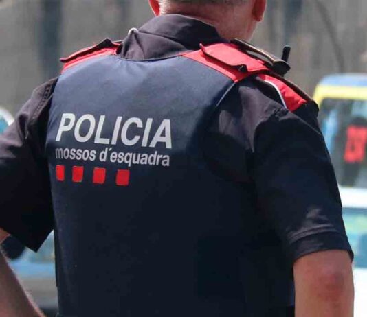 Detenido un mosso en Hospitalet por pedir 50.000 euros para quitar una denuncia Detenido un mosso en Hospitalet por pedir 50.000 euros para quitar una denuncia