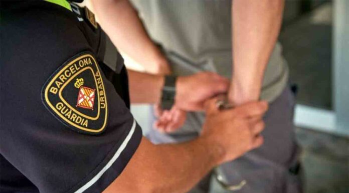 Detenido tras atacar a un hombre con un arma blanca en Poble-sec Detenido un menor en Nou Barris por un delito de odio y amenazas LGTBI-fóbicas