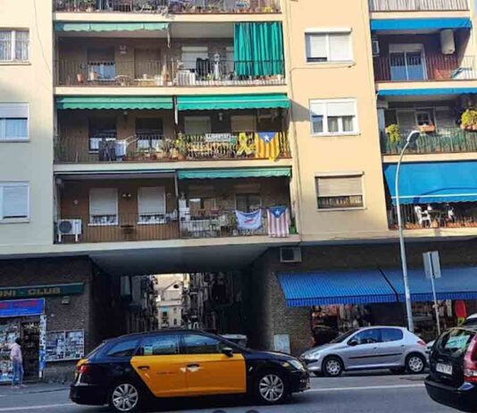 Herido al caer desde un balcón en la Barceloneta por una pelea Herido al caer desde un balcón en la Barceloneta por una pelea