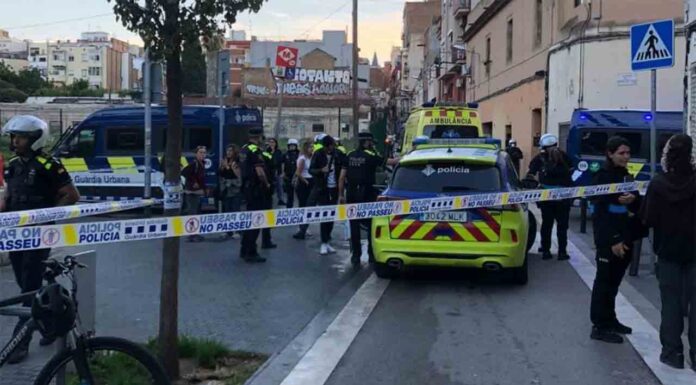 La Guardia Urbana desaloja a 23 personas de un bloque en Sants La Guardia Urbana desaloja a 23 personas de un bloque en Sants