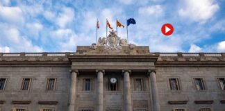 Barcelona condena la muerte de la mujer de 92 años y activa el protocolo de duelo La bandera europea ondea de forma permanente en la fachada del Ayuntamiento