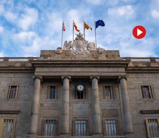 El Ayuntamiento de Barcelona, a disposición de los municipios valencianos por la DANA La bandera europea ondea de forma permanente en la fachada del Ayuntamiento
