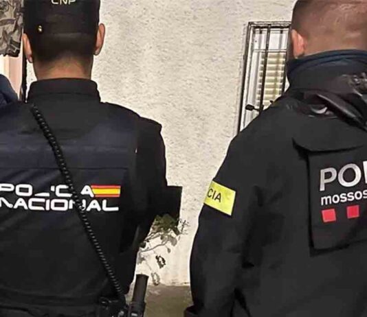 Tres detenidos en Las Palmas por el robo violento de un reloj en Barcelona Desarticulado un grupo que falsificaba documentación para ciudadanos chinos
