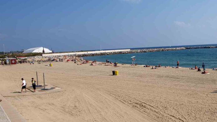 Aparece una joven muerta en la playa de Llevant de Barcelona