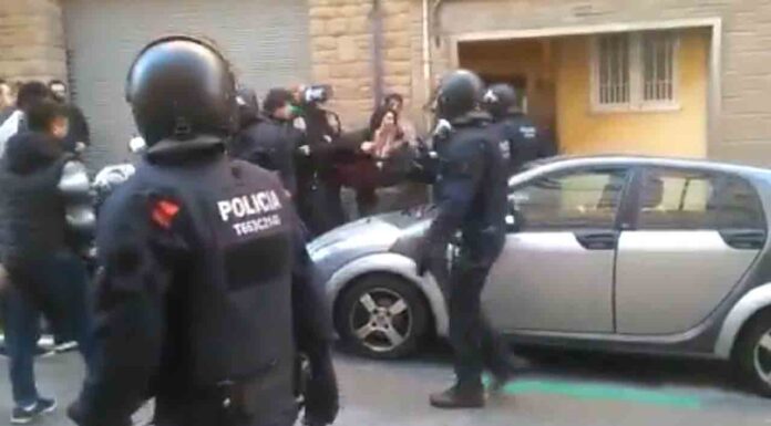 Un juez condena a una vecina de Ciutat Meridiana por golpear a los Mossos en un desahucio Un juez condena a una vecina de Ciutat Meridiana por golpear a los Mossos en un desahucio