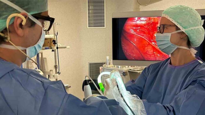 Bellvitge hace una operación de alta complejidad de un tumor raro en la tráquea