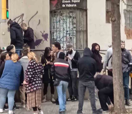 Concentración a las puertas del Ateneo Popular de Vallcarca para evitar su desalojo Concentración a las puertas del Ateneo Popular de Vallcarca para evitar su desalojo