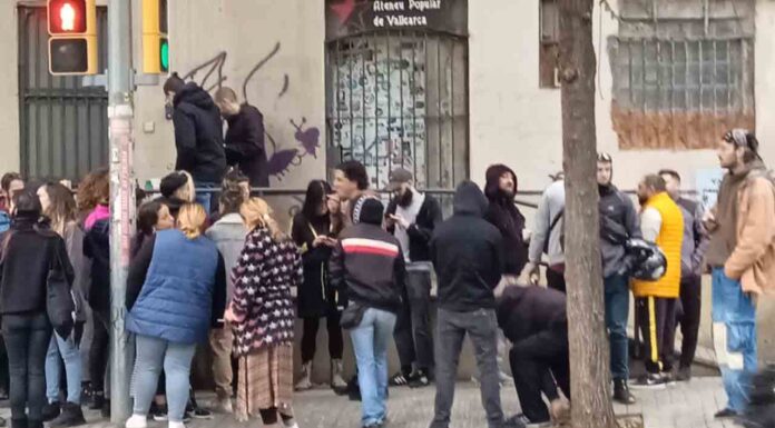 Concentración a las puertas del Ateneo Popular de Vallcarca para evitar su desalojo Concentración a las puertas del Ateneo Popular de Vallcarca para evitar su desalojo